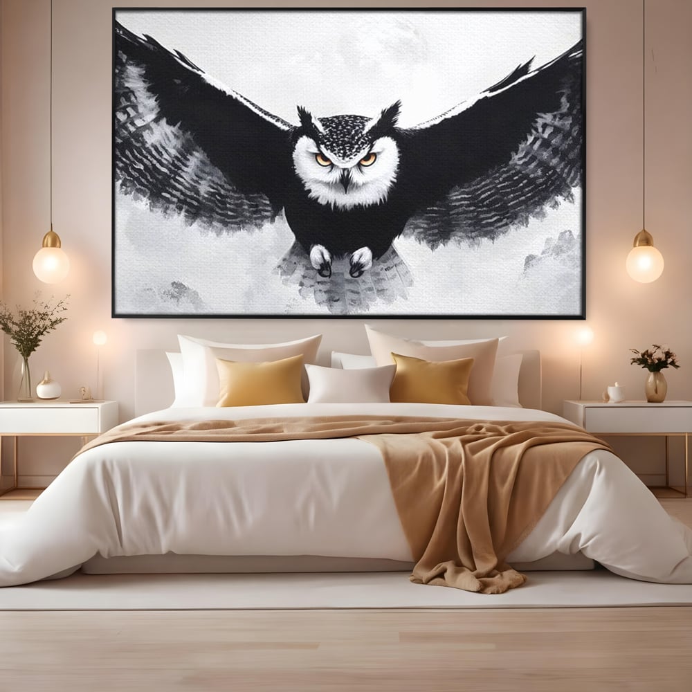 Tablou canvas cu tablou canvas cu bufnita in zbor, in rama de aluminiu negru, pe perete intr-un dormitor