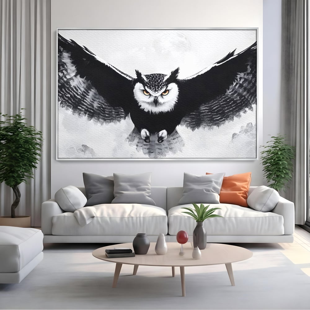 Tablou canvas cu tablou canvas cu bufnita in zbor, in rama de aluminiu argintiu, pe perete intr-un living