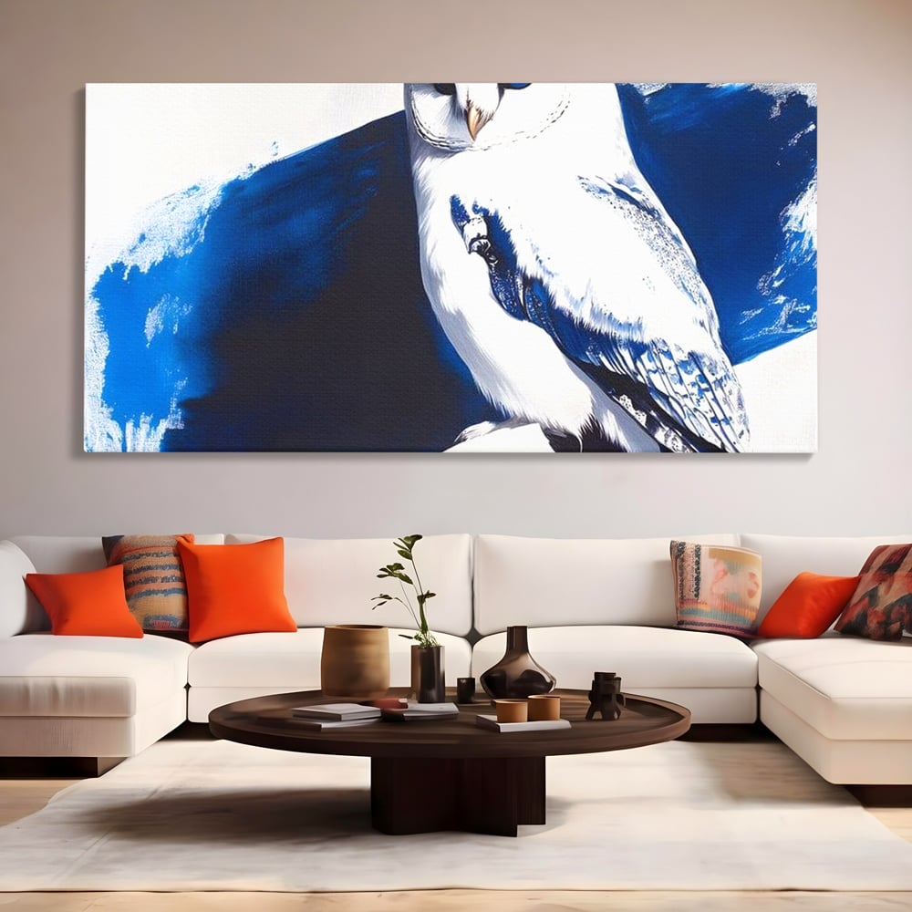 Tablou canvas cu tablou canvas cu bufnita alba, fara rama, pe sasiu de lemn, pe perete intr-un living