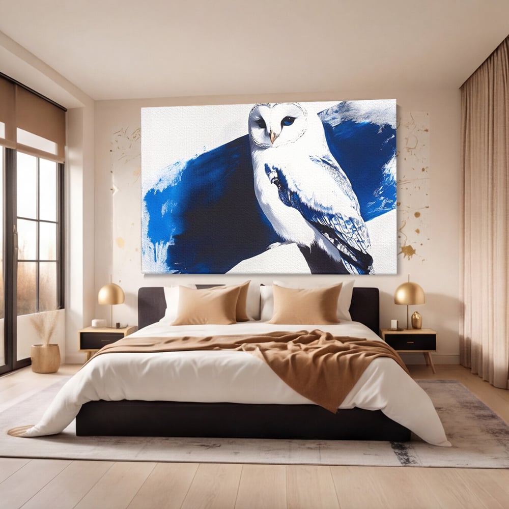 Tablou canvas cu tablou canvas cu bufnita alba, fara rama, pe sasiu de lemn, pe perete intr-un dormitor