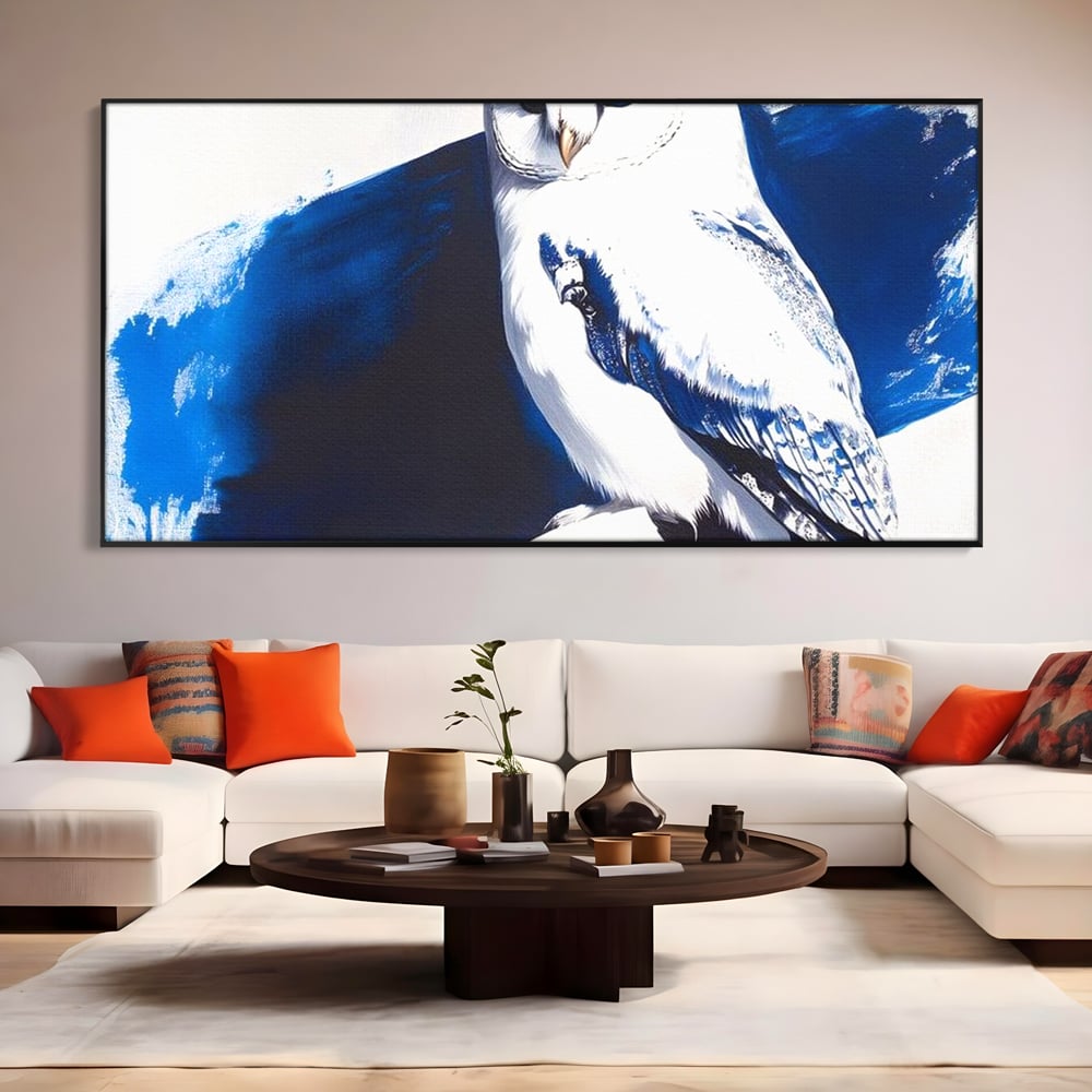 Tablou canvas cu tablou canvas cu bufnita alba, in rama de aluminiu negru, pe perete intr-un living