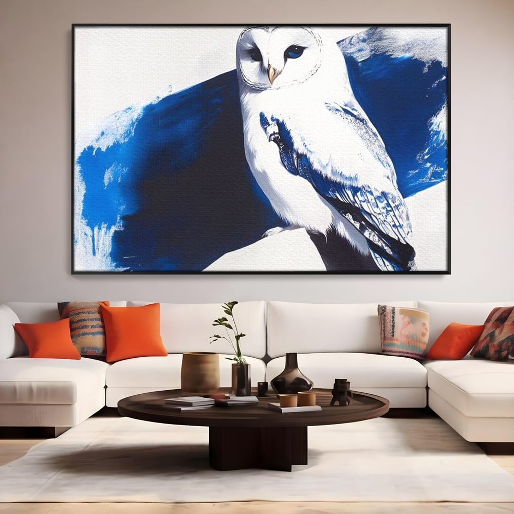 Tablou canvas cu tablou canvas cu bufnita alba, in rama de aluminiu negru, pe perete intr-un living