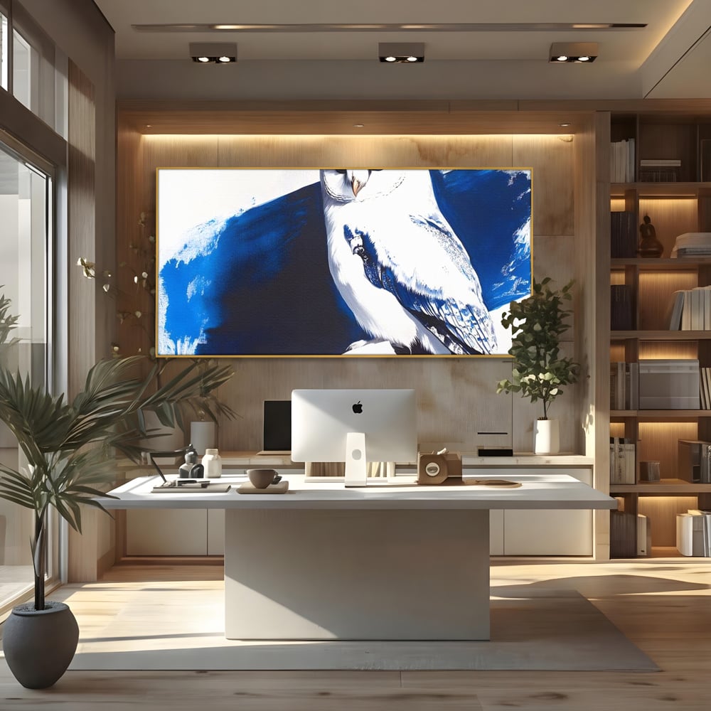 Tablou canvas cu tablou canvas cu bufnita alba, in rama de aluminiu auriu, pe perete intr-un birou
