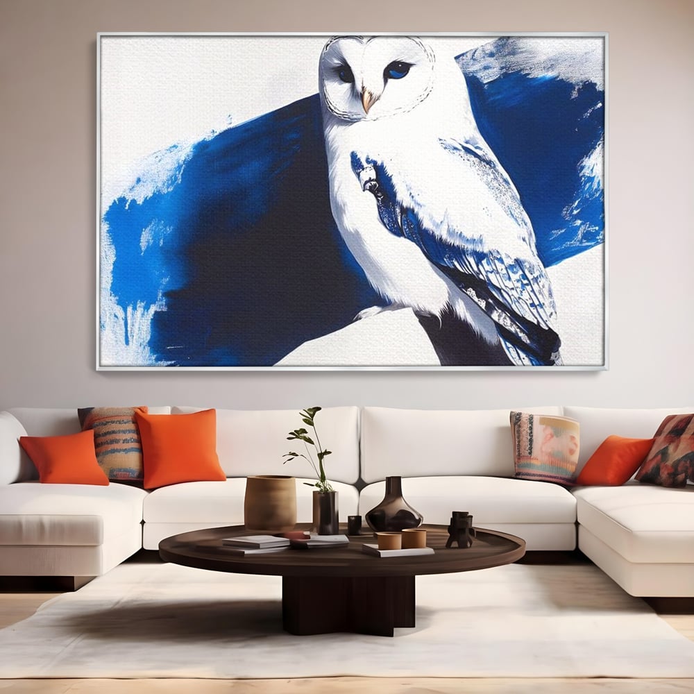 Tablou canvas cu tablou canvas cu bufnita alba, in rama de aluminiu argintiu, pe perete intr-un living