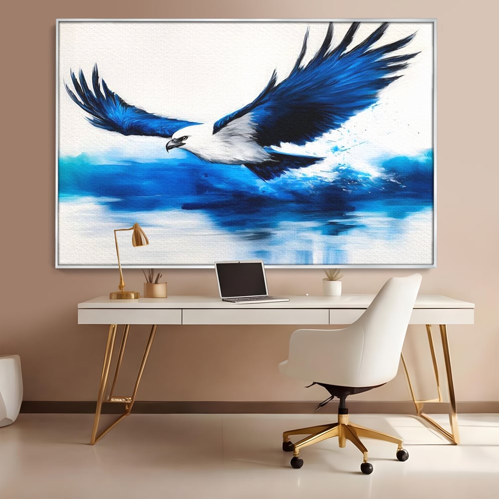 Tablou canvas cu tablou canvas cu vultur zburand peste apa, in rama de aluminiu argintiu, pe perete intr-un birou