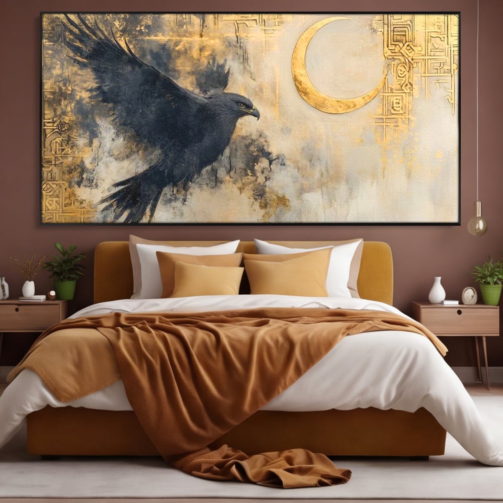 Tablou canvas cu tablou canvas cu vultur si semiluna aurie, in rama de aluminiu negru, pe perete intr-un dormitor