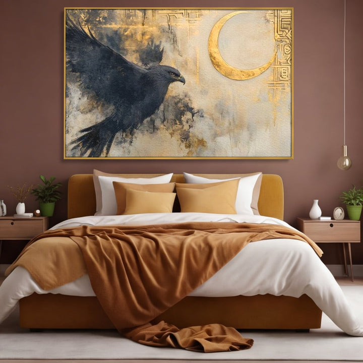 Tablou canvas cu tablou canvas cu vultur si semiluna aurie, in rama de aluminiu auriu, pe perete intr-un dormitor