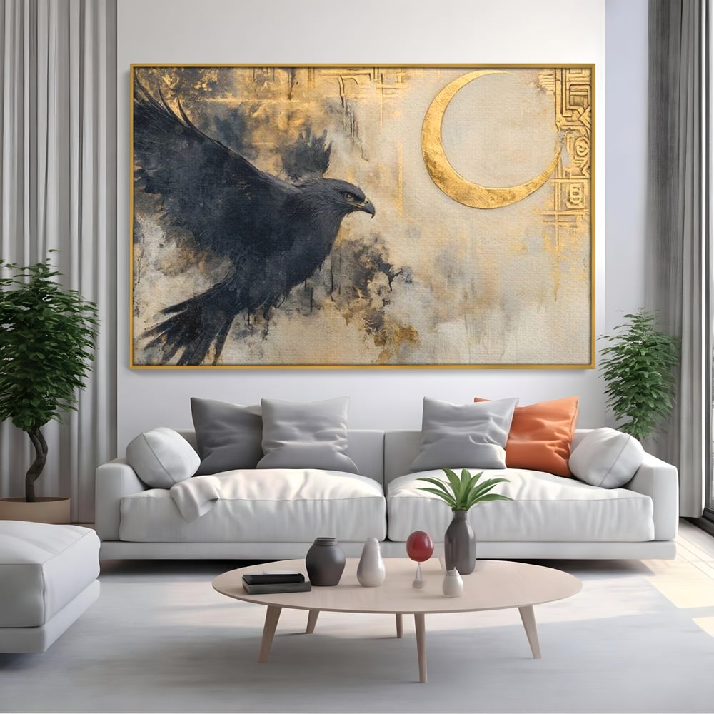 Tablou canvas cu tablou canvas cu vultur si semiluna aurie, in rama de aluminiu auriu, pe perete intr-un living