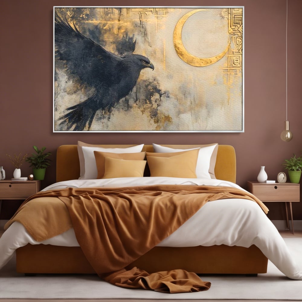 Tablou canvas cu tablou canvas cu vultur si semiluna aurie, in rama de aluminiu argintiu, pe perete intr-un dormitor