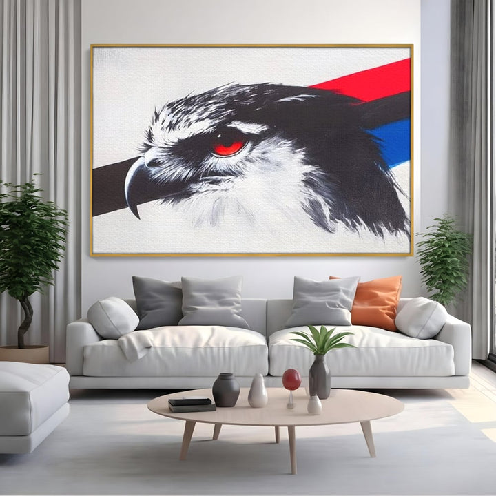 Tablou canvas cu tablou canvas cu vultur si ochi rosu, in rama de aluminiu auriu, pe perete intr-un living