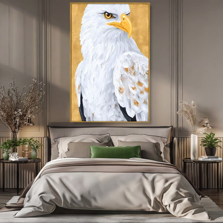 Tablou canvas cu tablou canvas cu vultur alb, in rama de aluminiu auriu, pe perete intr-un dormitor