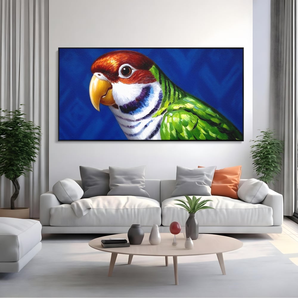 Tablou canvas cu pictura cu cap de papagal colorat, in rama de aluminiu negru, pe perete intr-un living