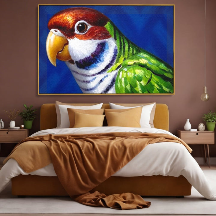 Tablou canvas cu pictura cu cap de papagal colorat, in rama de aluminiu auriu, pe perete intr-un dormitor