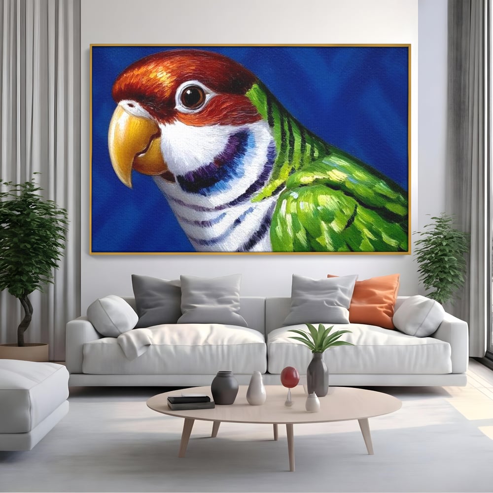Tablou canvas cu pictura cu cap de papagal colorat, in rama de aluminiu auriu, pe perete intr-un living