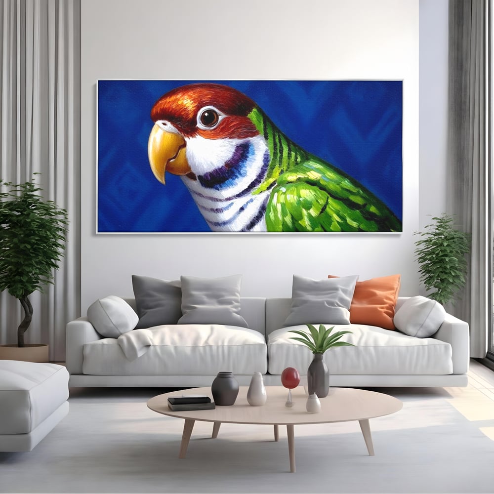 Tablou canvas cu pictura cu cap de papagal colorat, in rama de aluminiu argintiu, pe perete intr-un living