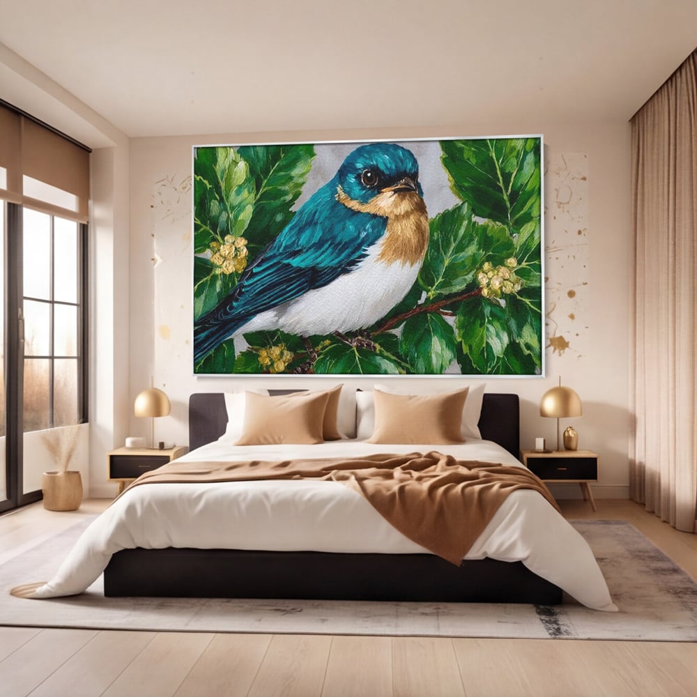 Tablou canvas cu tablou canvas cu pasare albastra printre frunze, in rama de aluminiu argintiu, pe perete intr-un dormitor