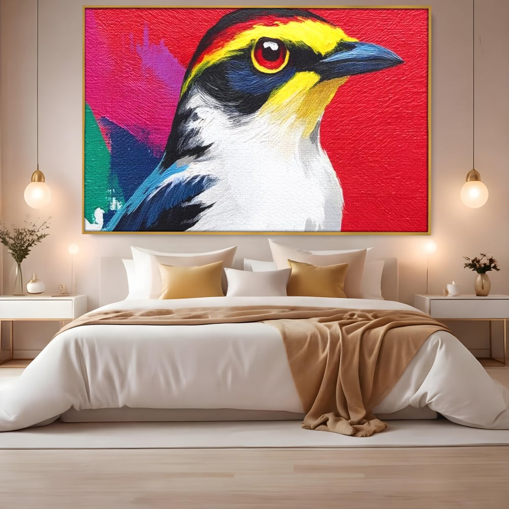 Tablou canvas cu tablou canvas cu pasare colorata in profil, in rama de aluminiu auriu, pe perete intr-un dormitor