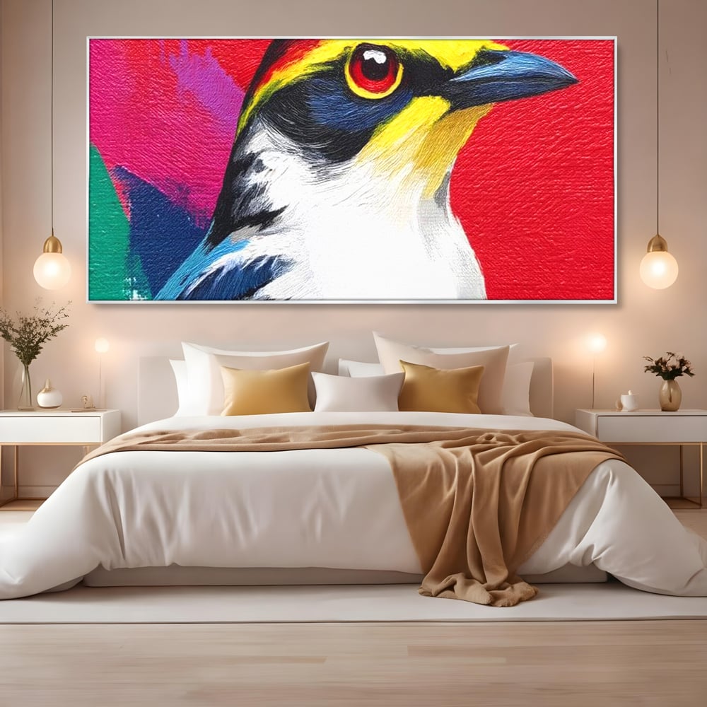 Tablou canvas cu tablou canvas cu pasare colorata in profil, in rama de aluminiu argintiu, pe perete intr-un dormitor