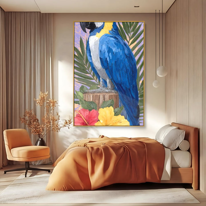 Tablou canvas cu tablou canvas cu papagal albastru si flori, in rama de aluminiu auriu, pe perete intr-un dormitor