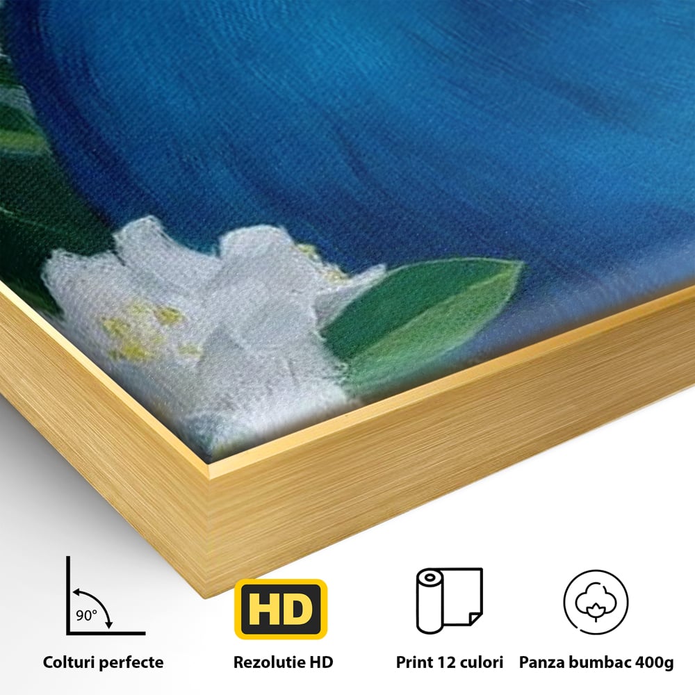 Detaliu al suprafetei: tablou canvas cu paun si flori albe, in rama de aluminiu auriu