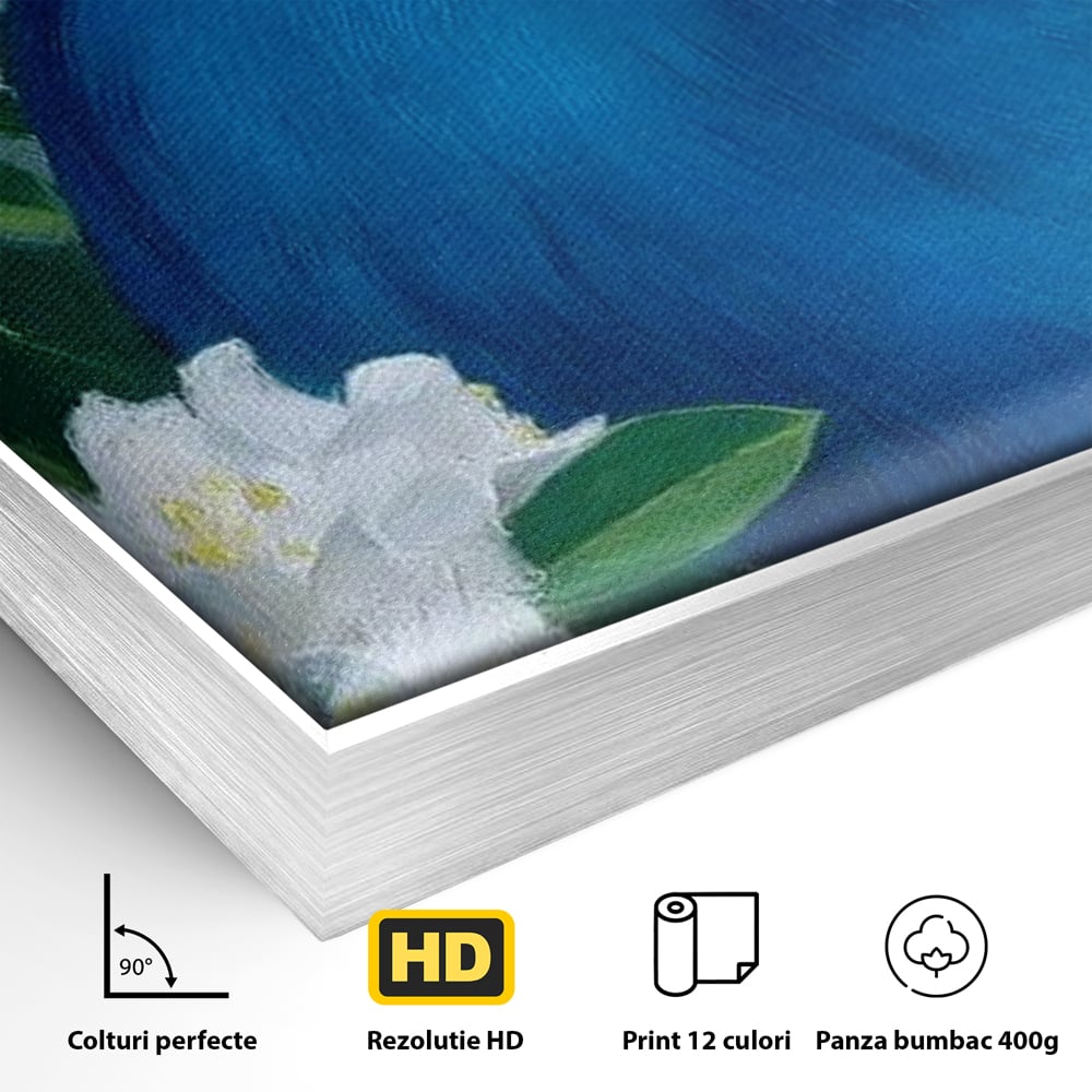 Detaliu al suprafetei: tablou canvas cu paun si flori albe, in rama de aluminiu argintiu