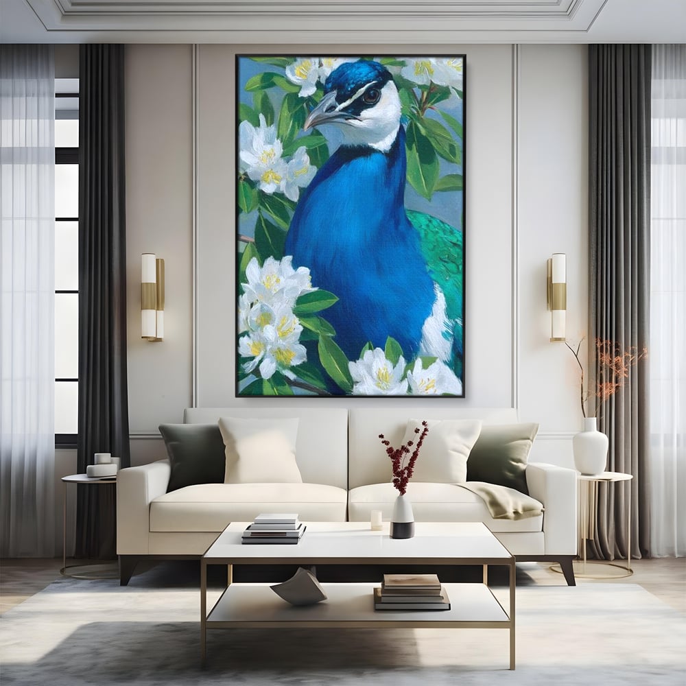 Tablou canvas cu tablou canvas cu paun si flori albe, in rama de aluminiu negru, pe perete intr-un living