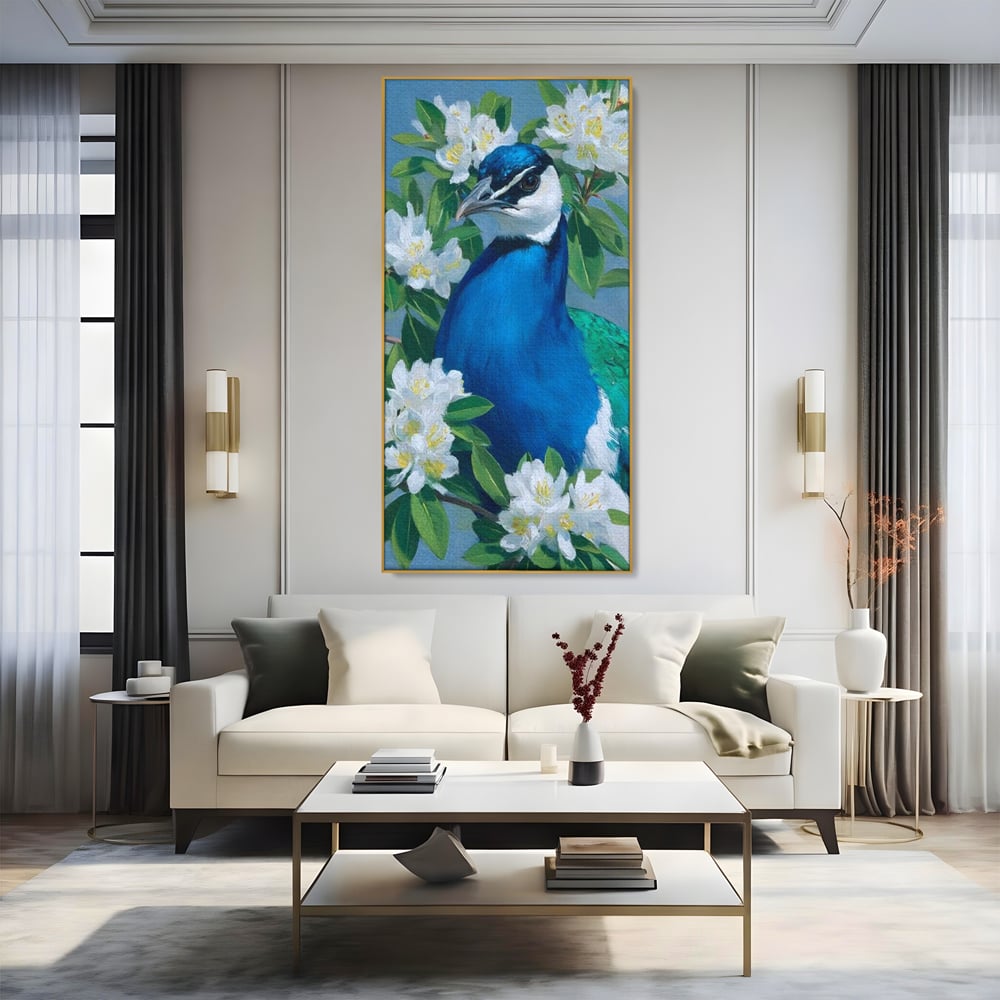 Tablou canvas cu tablou canvas cu paun si flori albe, in rama de aluminiu auriu, pe perete intr-un living