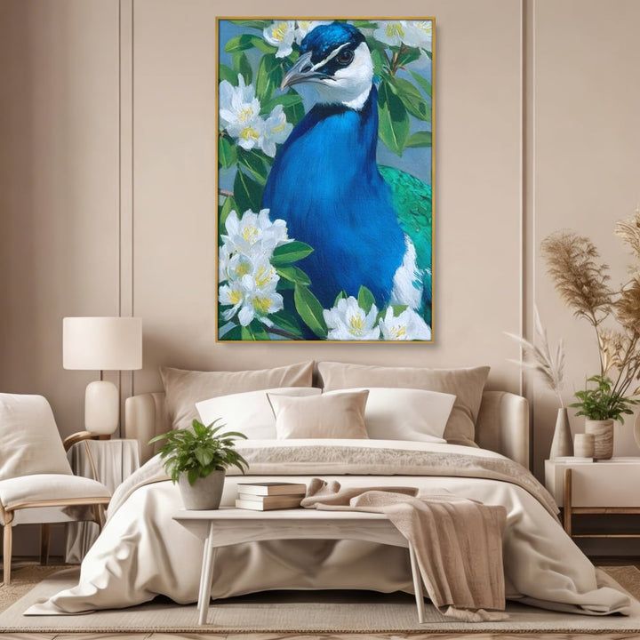 Tablou canvas cu tablou canvas cu paun si flori albe, in rama de aluminiu auriu, pe perete intr-un dormitor