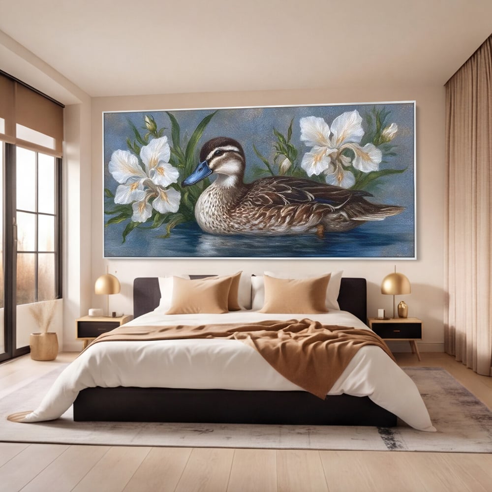 Tablou canvas cu tablou canvas cu rata si crini albi, in rama de aluminiu argintiu, pe perete intr-un dormitor