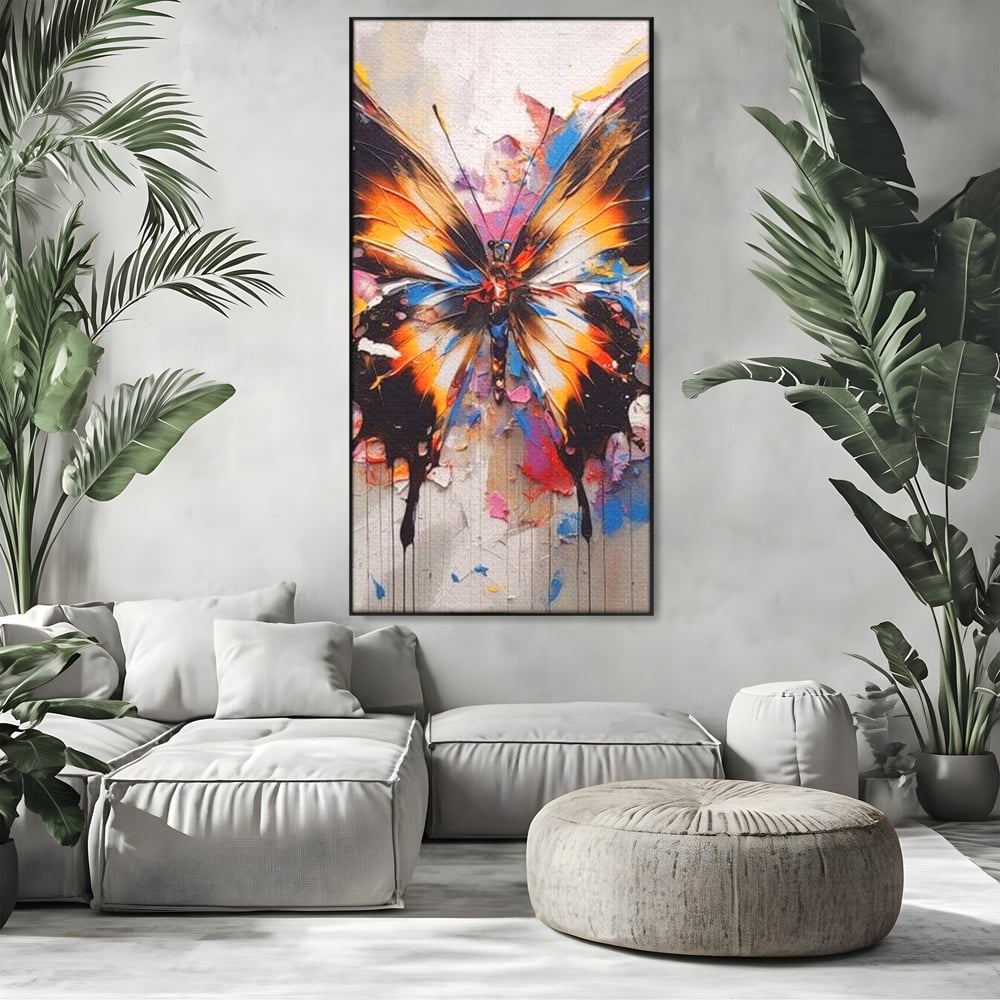 Tablou canvas cu tablou vertical cu fluture pictat, in rama de aluminiu negru, pe perete intr-un living