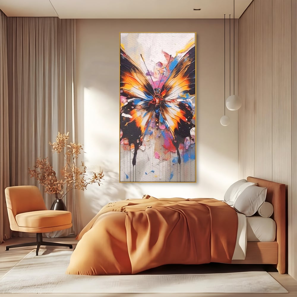 Tablou canvas cu tablou vertical cu fluture pictat, in rama de aluminiu auriu, pe perete intr-un dormitor
