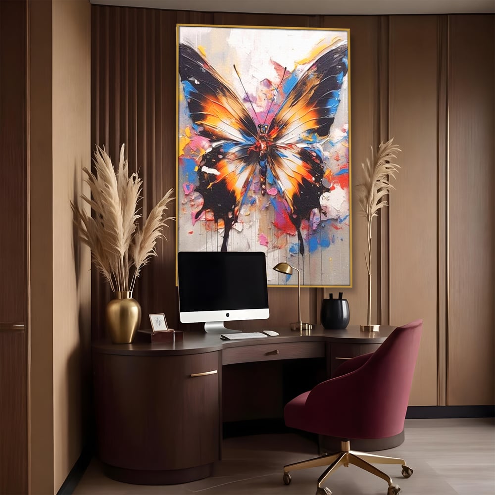 Tablou canvas cu tablou vertical cu fluture pictat, in rama de aluminiu auriu, pe perete intr-un birou