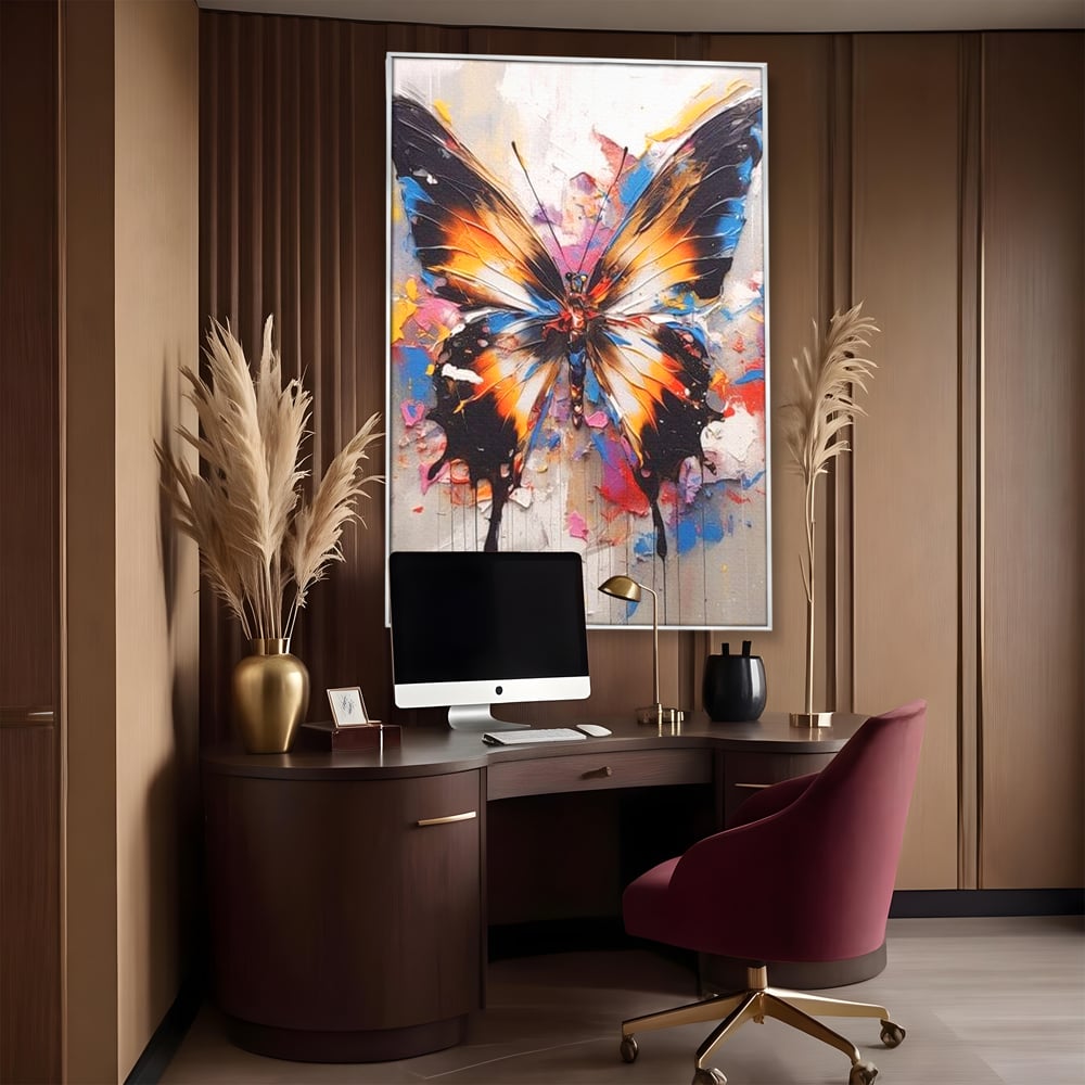 Tablou canvas cu tablou vertical cu fluture pictat, in rama de aluminiu argintiu, pe perete intr-un birou