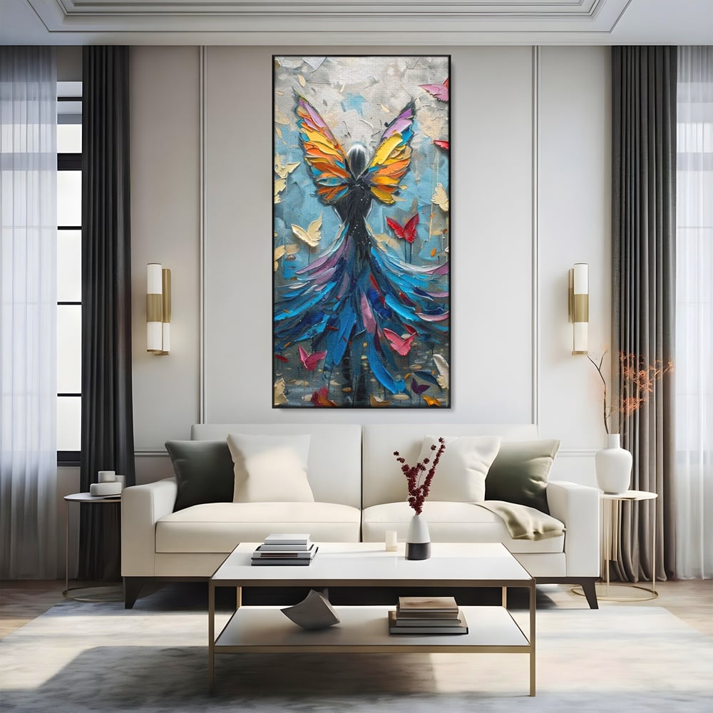 Tablou canvas cu tablou canvas cu femeie si aripi de fluture, in rama de aluminiu negru, pe perete intr-un living