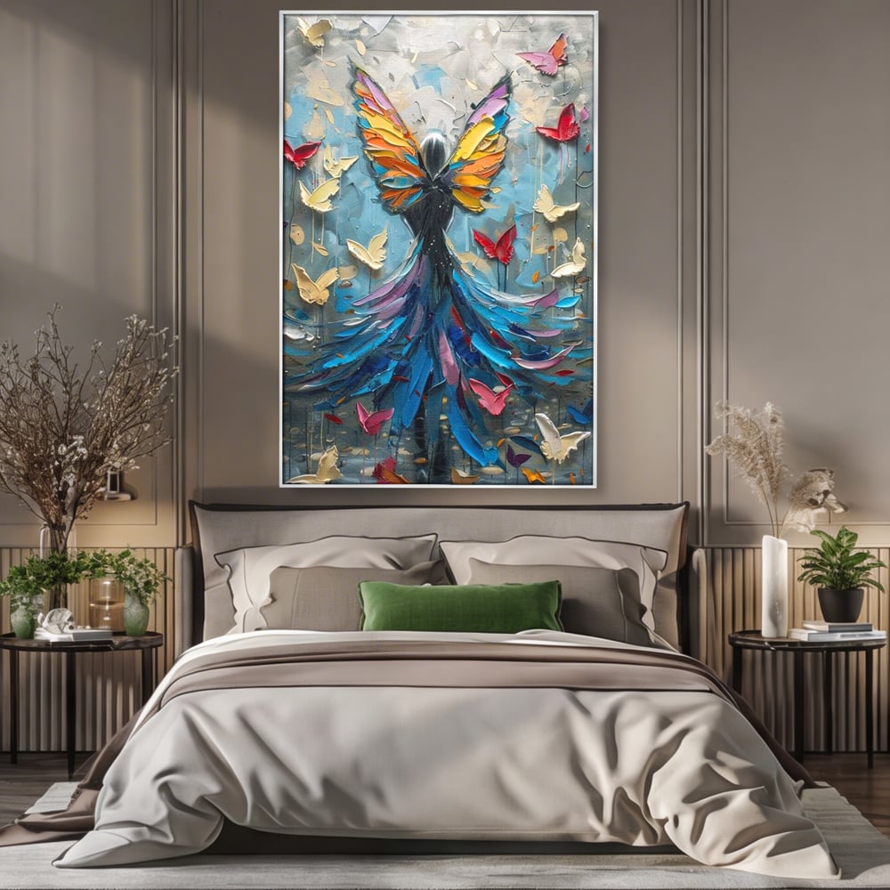 Tablou canvas cu tablou canvas cu femeie si aripi de fluture, in rama de aluminiu argintiu, pe perete intr-un dormitor