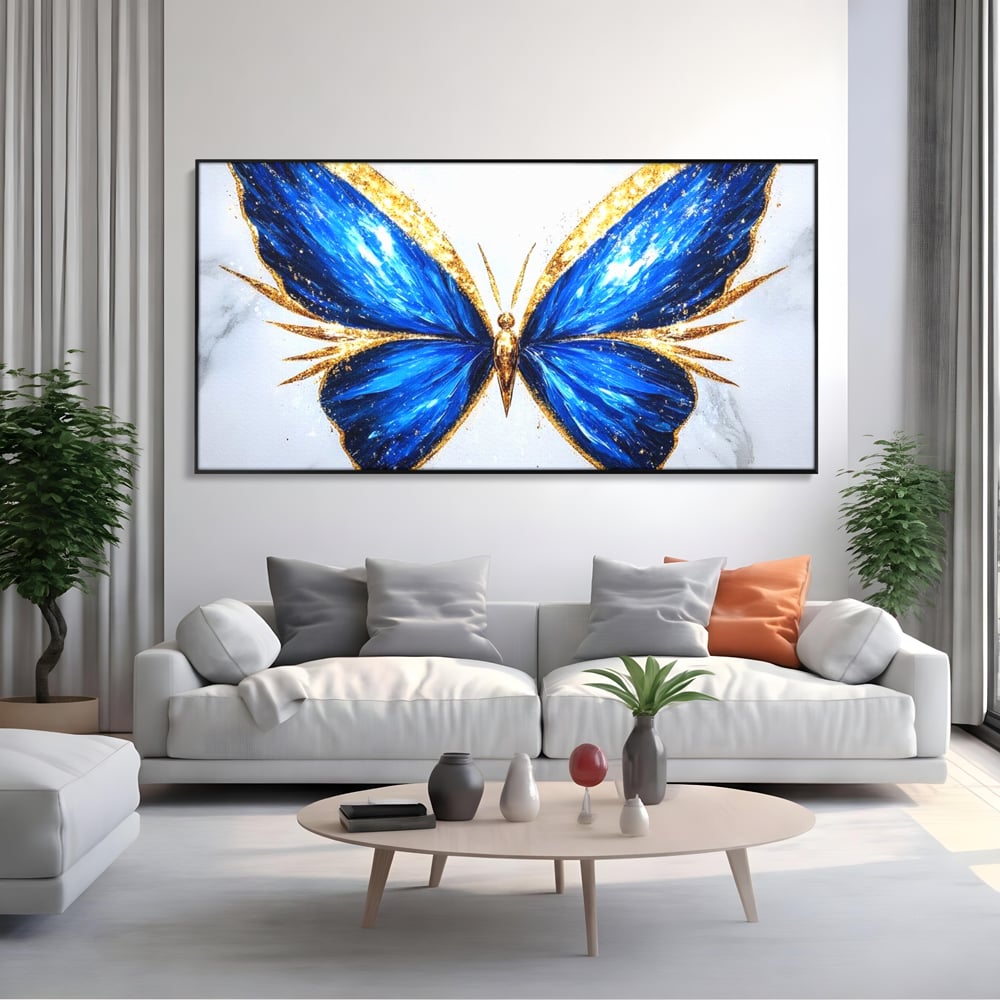 Tablou canvas cu tablou canvas cu fluture albastru, in rama de aluminiu negru, pe perete intr-un living