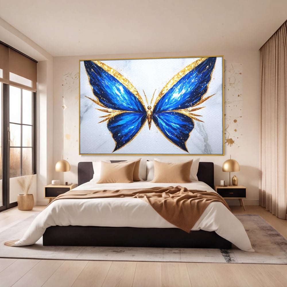 Tablou canvas cu tablou canvas cu fluture albastru, in rama de aluminiu auriu, pe perete intr-un dormitor