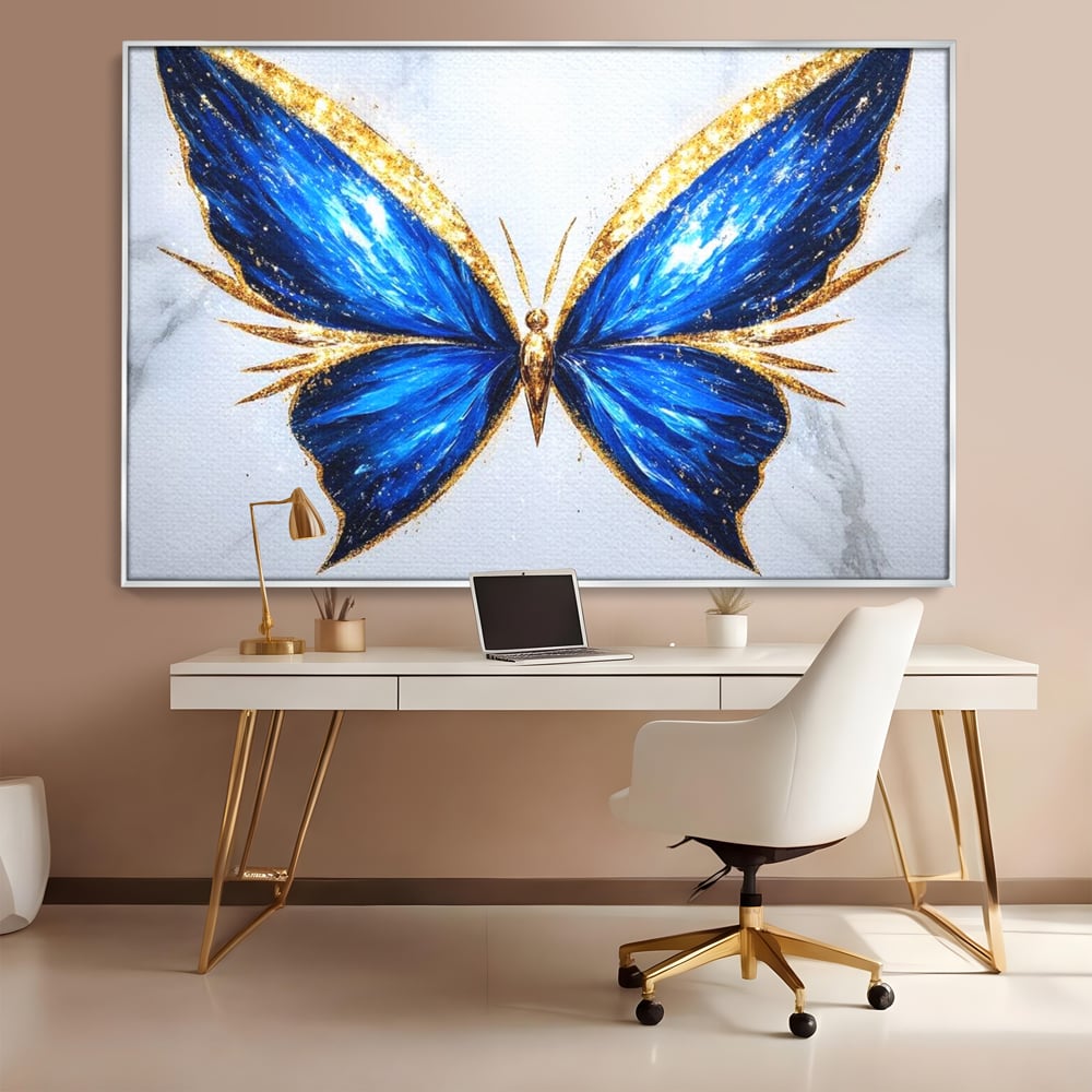 Tablou canvas cu tablou canvas cu fluture albastru, in rama de aluminiu argintiu, pe perete intr-un birou