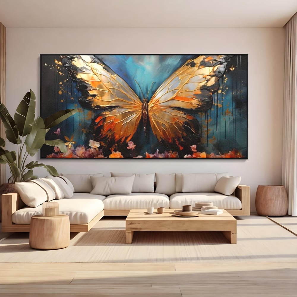 Tablou canvas cu tablou canvas cu fluture auriu si flori, in rama de aluminiu negru, pe perete intr-un living