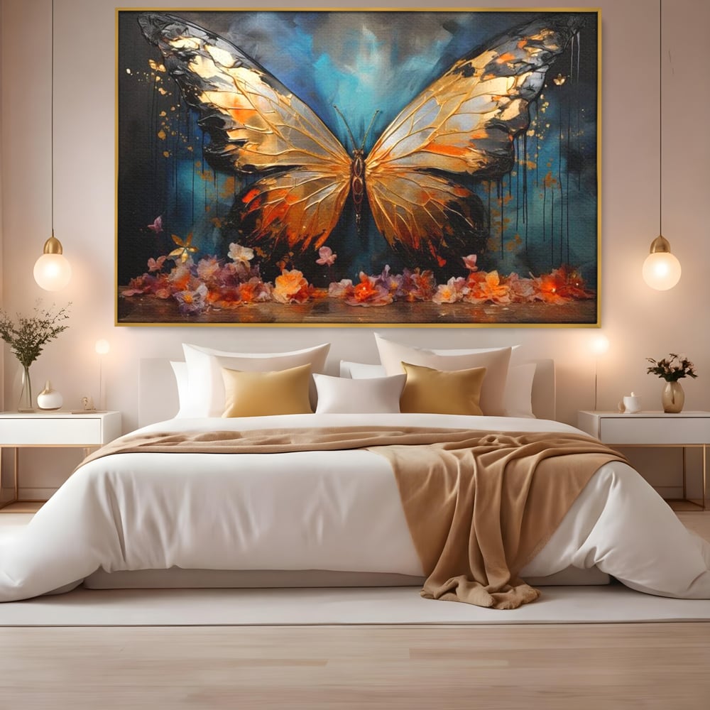 Tablou canvas cu tablou canvas cu fluture auriu si flori, in rama de aluminiu auriu, pe perete intr-un dormitor