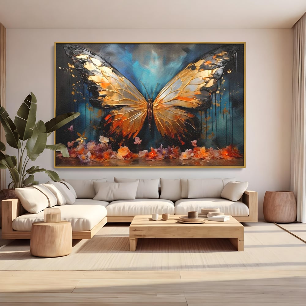 Tablou canvas cu tablou canvas cu fluture auriu si flori, in rama de aluminiu auriu, pe perete intr-un living
