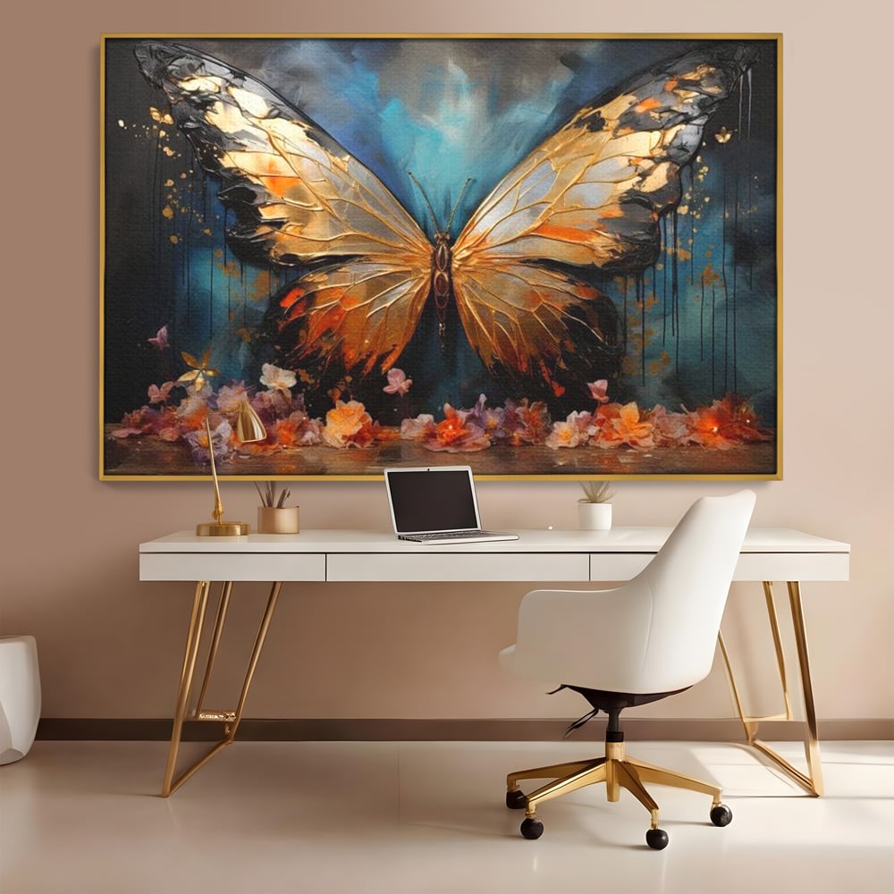 Tablou canvas cu tablou canvas cu fluture auriu si flori, in rama de aluminiu auriu, pe perete intr-un birou