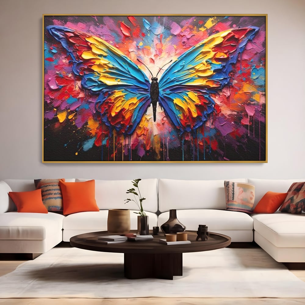 Tablou canvas cu pictura cu fluture colorat, in rama de aluminiu auriu, pe perete intr-un living