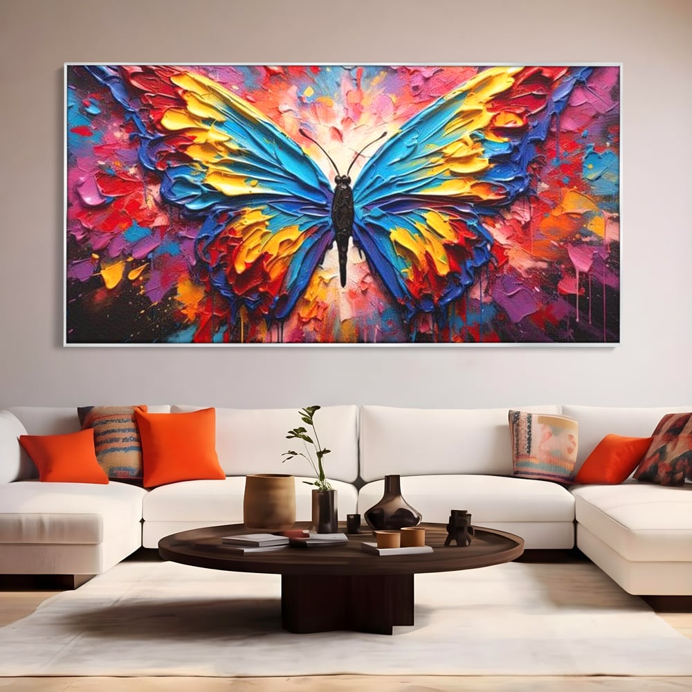 Tablou canvas cu pictura cu fluture colorat, in rama de aluminiu argintiu, pe perete intr-un living