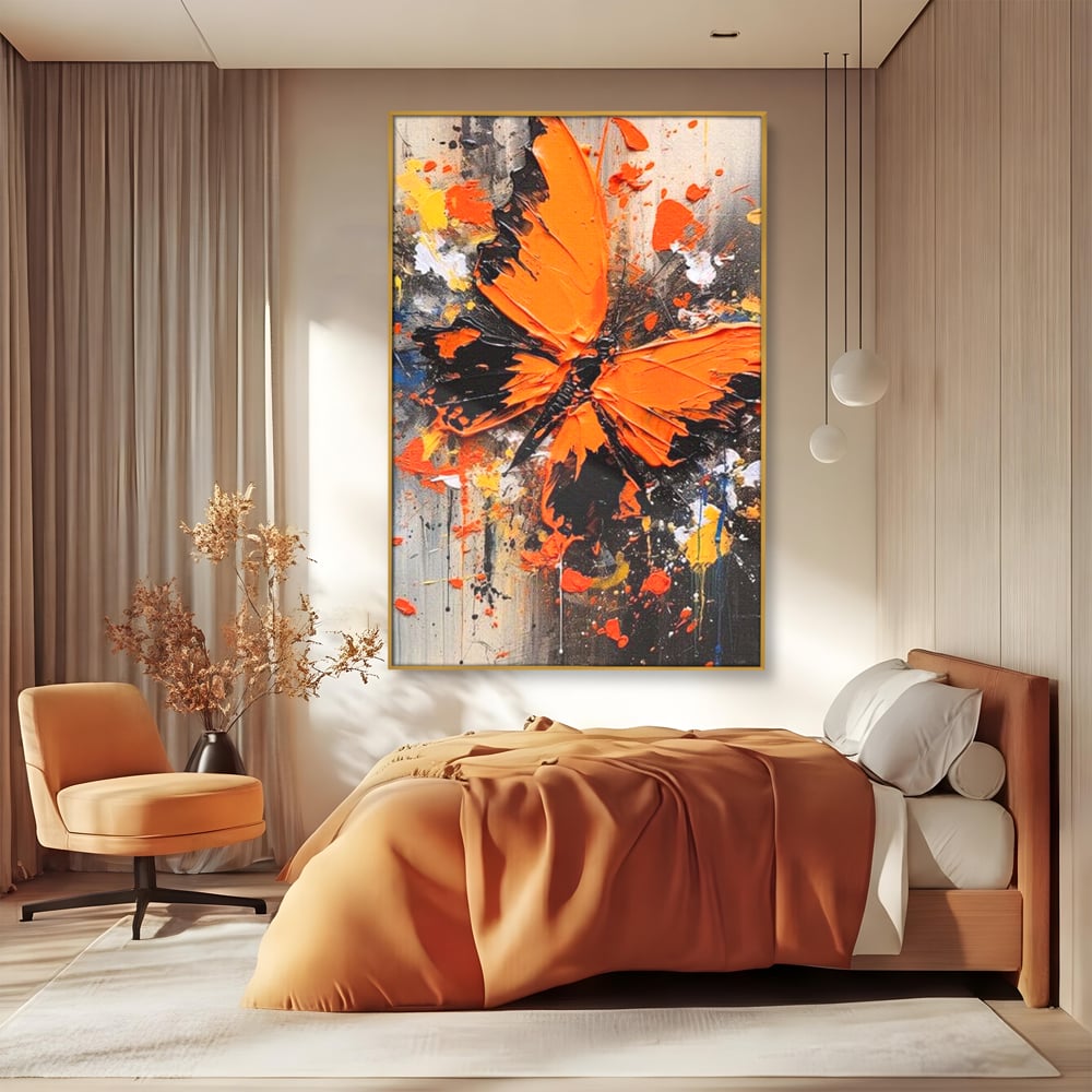 Tablou canvas cu tablou canvas cu fluture portocaliu pe fundal antracit, in rama de aluminiu auriu, pe perete intr-un dormitor