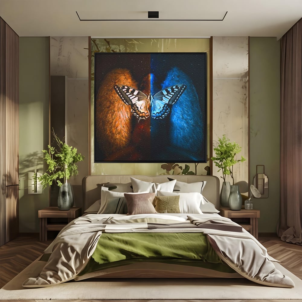 Tablou canvas cu ilustratie patrata cu fluture si plamani, in rama de aluminiu negru, pe perete intr-un dormitor