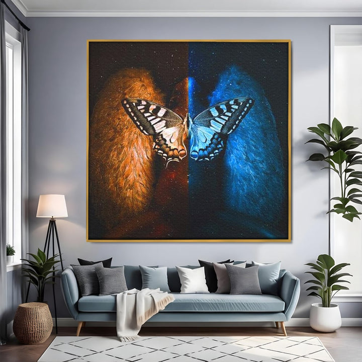 Tablou canvas cu ilustratie patrata cu fluture si plamani, in rama de aluminiu auriu, pe perete intr-un living