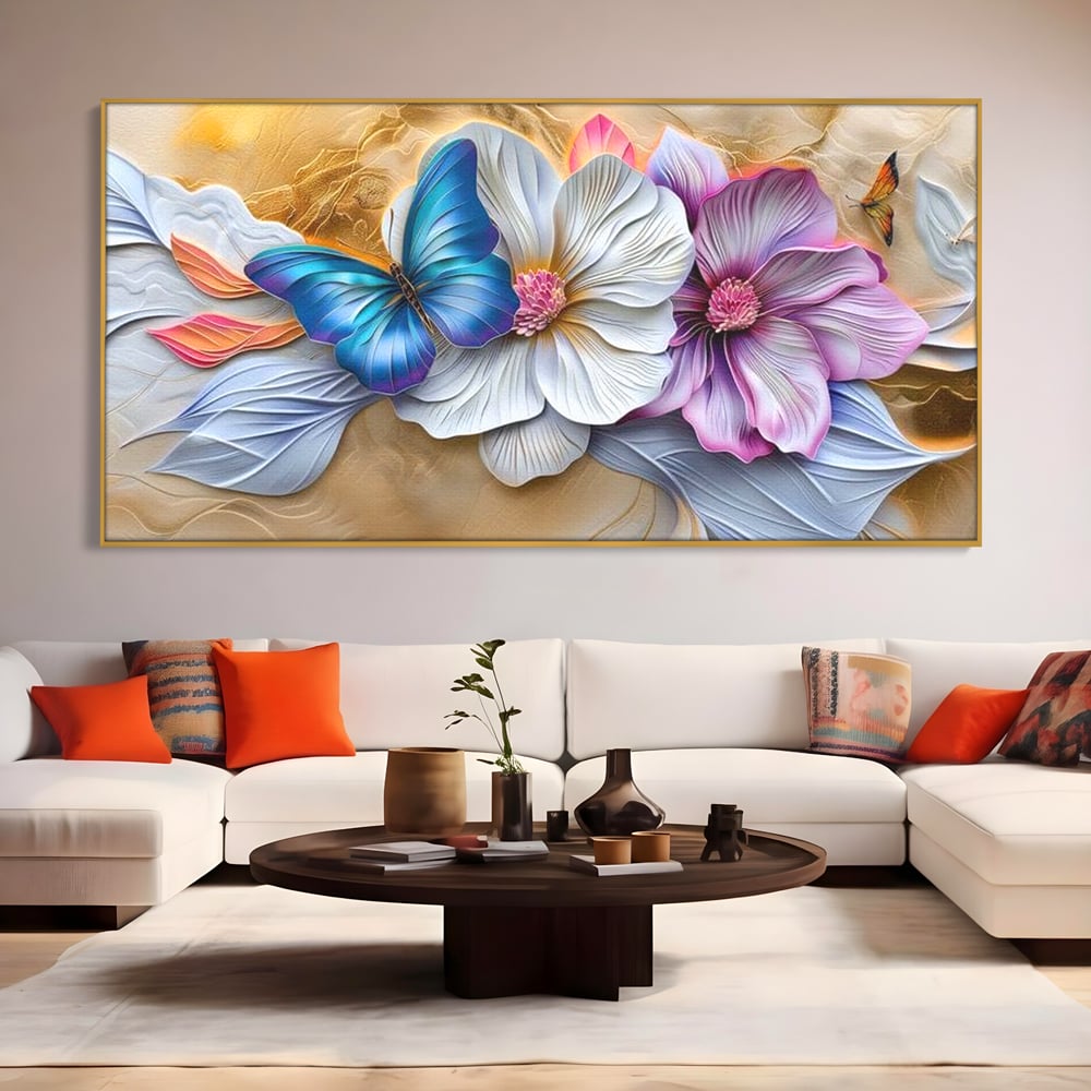 Tablou canvas cu tablou canvas cu flori si fluture, in rama de aluminiu auriu, pe perete intr-un living
