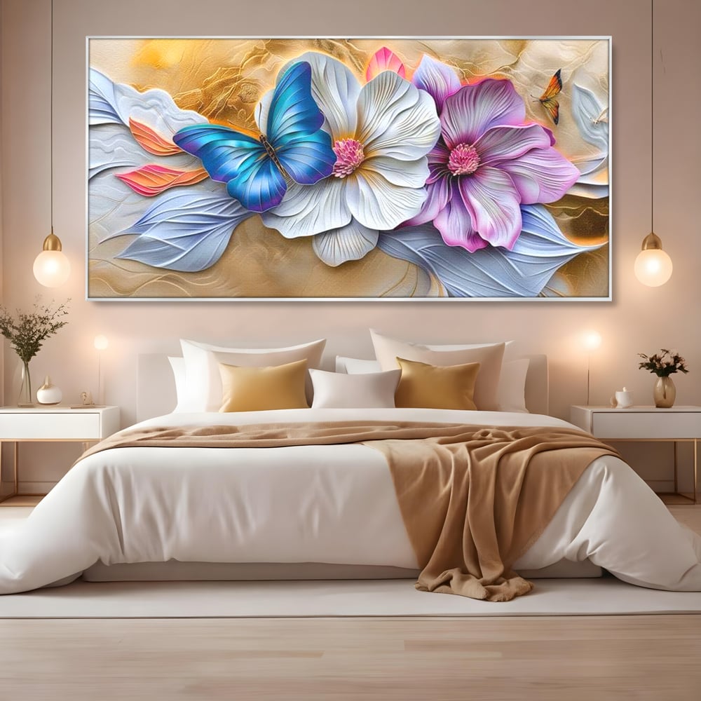 Tablou canvas cu tablou canvas cu flori si fluture, in rama de aluminiu argintiu, pe perete intr-un dormitor