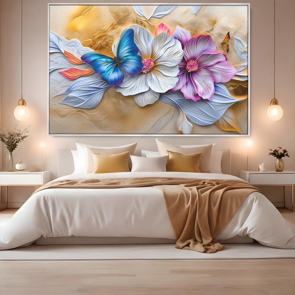Tablou canvas cu tablou canvas cu flori si fluture, in rama de aluminiu argintiu, pe perete intr-un dormitor